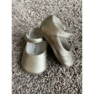 Felix & Flora Toddler Girl Sz. 4 (120) Gold Mary Jane Shoe. Great Pair